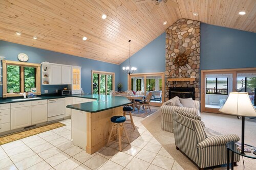 *NEW* Beautiful Pickerel Lake Home! Friday to Friday in the summer!