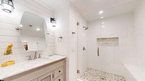 Combined shower/tub, hair dryer, towels