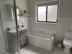 Chuveiro, secador de cabelo, toalhas de banho, sabonete