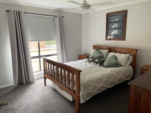 3 bedrooms, iron/ironing board, bed sheets