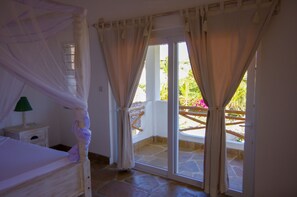 5 bedrooms, desk, iron/ironing board, travel cot