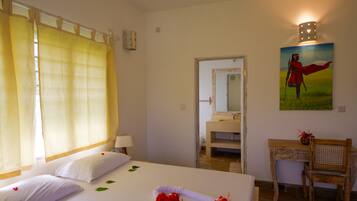 5 bedrooms, desk, iron/ironing board, travel crib