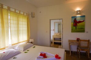 5 bedrooms, desk, iron/ironing board, travel cot
