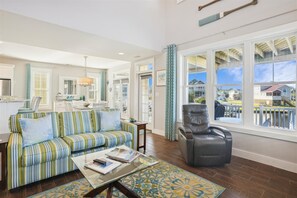 Een televisie en een open haard