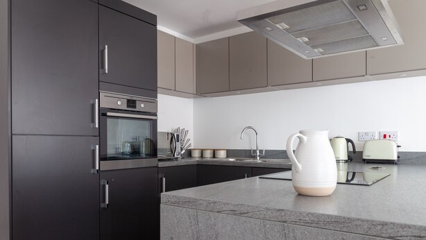 Appartement | Cuisine privée | Cafetière/bouilloire, réfrigérateur, micro-ondes, four
