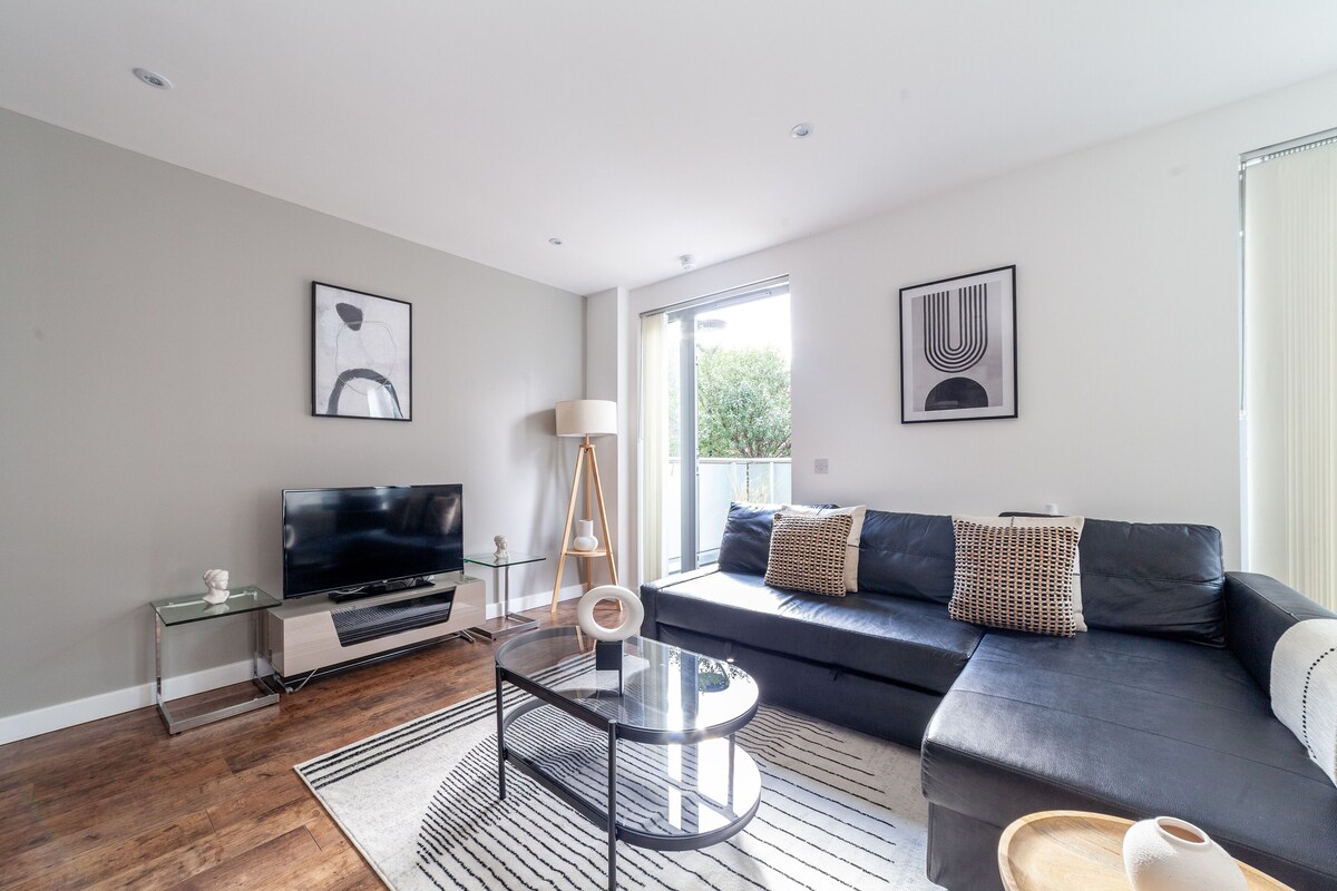Apartment | Living area | 37-inch TV with cable channels, Netflix, streaming services