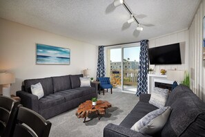 Smart TV, fireplace, table tennis - Penthouse 2BR with Beautiful Ocean Views and Rooftop Patio! 1,081 Sq Ft (Oceanside)
