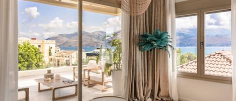 Panoramic Suite, 1 Bedroom, Sea View | Living area