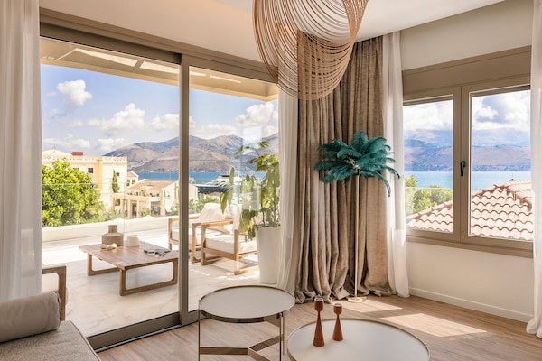 Panoramic Suite, 1 Bedroom, Sea View | Living area