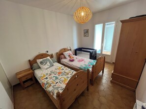 4 makuuhuonetta, vauvan matkasänky