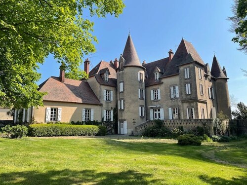 Stunning 16th Chateau in a peaceful village. Beautiful grounds & Pet Friendly.