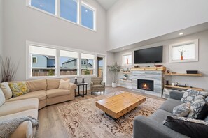 Smart-TV, Kamin, Bücher