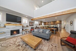 Smart TV, fireplace, books - Luxury home, 3 King beds, 3 bath, 1 dog ok, Outdoor Firepit-Red Door MCA50500 (Manzanita)