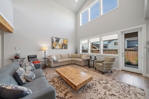 Smart-TV, Kamin, Bücher