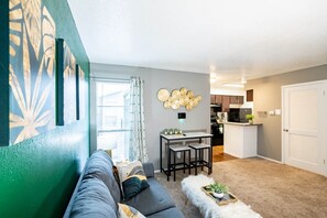 Fireplace - Entire Place ✶Washer Dryer ✶Wi-Fi ✶4K TVs ✶Parking #1614 (Fort Worth)