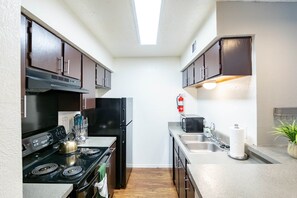 Fridge, microwave, oven, stovetop - Entire Place ✶Washer Dryer ✶Wi-Fi ✶4K TVs ✶Parking #1614 (Fort Worth)