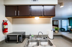 Fridge, microwave, oven, stovetop - Entire Place ✶Washer Dryer ✶Wi-Fi ✶4K TVs ✶Parking #1614 (Fort Worth)