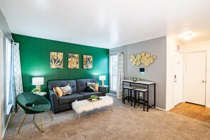 Fireplace - Entire Place ✶Washer Dryer ✶Wi-Fi ✶4K TVs ✶Parking #1614 (Fort Worth)