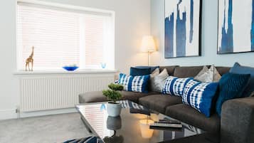 Apartemen Mewah, 2 kamar tidur, jet tub, pemandangan kebun | Area keluarga | Smart TV 40-inci dengan saluran TV digital