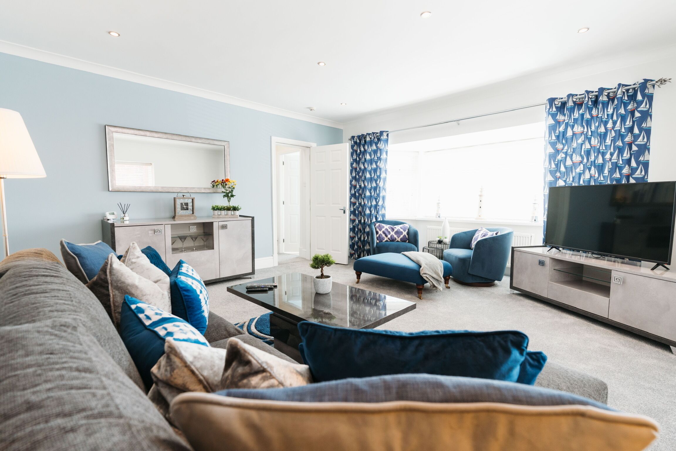 ラグジュアリー アパートメント 2 ベッドルーム ジェットバス ガーデンビュー | リビング エリア | 40 インチのスマートテレビ (デジタル放送視聴可)