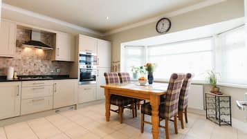 Apartemen Mewah, 2 kamar tidur, jet tub, pemandangan kebun | Dapur pribadi | Mesin espresso dan ketel listrik