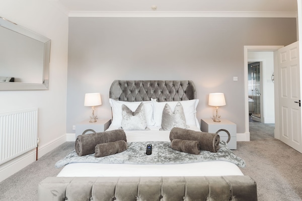 Departamento de lujo, 2 habitaciones, hidromasaje, vista al jardín | 2 habitaciones, ropa de cama de alta calidad y insonorización