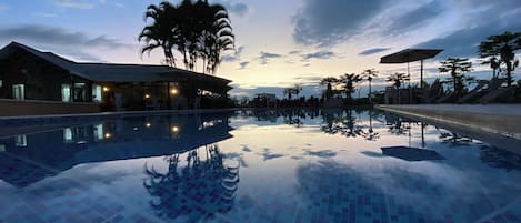 Una piscina al aire libre