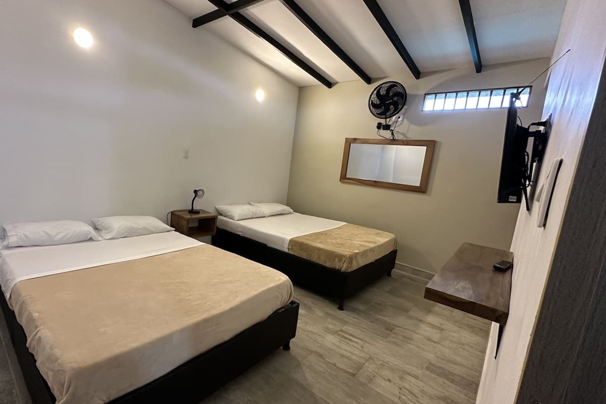 Habitación básica doble | Minibar, wifi gratis, ropa de cama y acceso para silla de ruedas