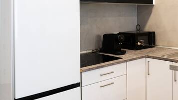 Een koelkast, een magnetron, een kookplaat