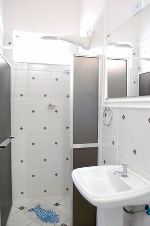 Basic Apartment | Bathroom | Shower, towels, soap, toilet paper - HOTEL PLATINO (Sao Lourenco)
