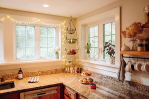 Fridge, microwave, oven, stovetop - Charming 4 bedroom chalet, 2 fireplaces (Big Indian)