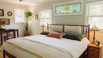 4 bedrooms, desk, iron/ironing board, travel crib