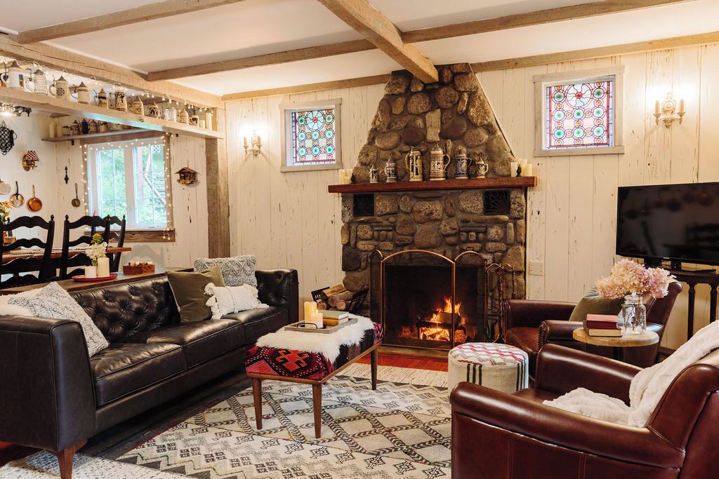 Smart TV, fireplace, DVD player, books