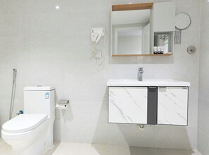 Shower, rainfall showerhead, free toiletries, hair dryer - Garden View Hotel (Tabuk)