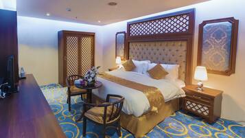 Luxury Studio Suite | Egyptian cotton sheets, premium bedding, pillow-top beds, minibar