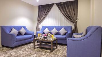 Phòng Suite Executive | Khu phòng khách | TV LCD, lò sưởi, dịch vụ stream