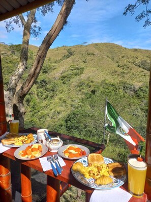 Cabaña estándar, 1 cama doble, balcón, vistas a la montaña | Terraza o patio