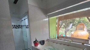 Une salle de bain moderne dotée d’une grande baignoire, d’un espace douche et d’un carrelage au motif à carreaux.