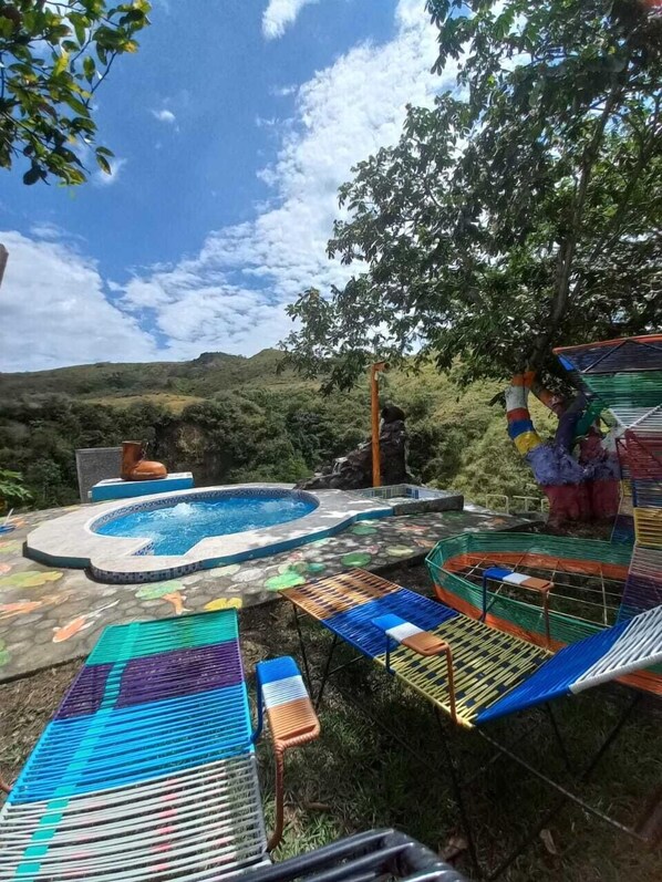 Suite Deluxe, 1 cama matrimonial y sofá cama, acceso a la alberca, vista a la montaña | Terraza o patio