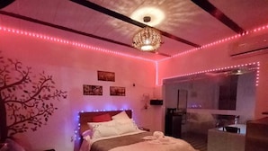 Une chambre à coucher avec un lit, une commode et une coiffeuse.