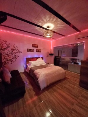 豪華套房, 1 張標準雙人床和 1 張沙發床, 可使用泳池, 山景 | 1 間臥室、客房內保險箱、獨特裝潢、布置獨特