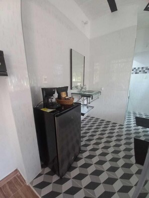 Suite Deluxe, 1 cama matrimonial y sofá cama, acceso a la alberca, vista a la montaña | 1 habitación y caja de seguridad en la habitación 