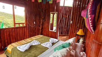 Standard-Ferienhütte, 1 Doppelbett, Balkon, Bergblick | 1 Schlafzimmer, Zimmersafe, individuell dekoriert
