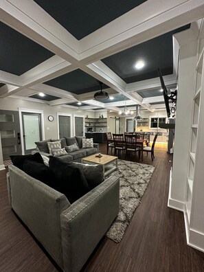 Smart TV - Cozy house 8 minutes from downtown knoxville 25 minutes from Sevierville  (Knoxville)