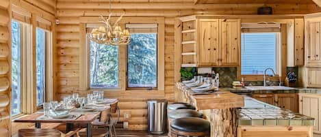 Condo, 3 Bedrooms | Private kitchen | Fridge, oven, coffee/tea maker, electric kettle