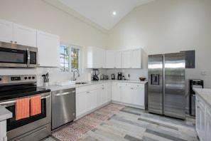 House, 5 Bedrooms | Private kitchen | Fridge, oven, coffee/tea maker, toaster