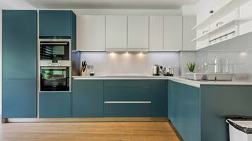 Standard Apartment, 3 Bedrooms, Non Smoking, Kitchenette | Private kitchen | Full-size fridge, microwave, oven, dishwasher