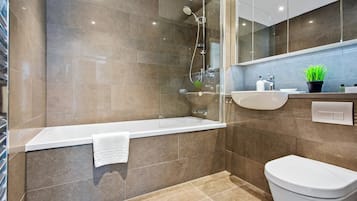 Appartamento Standard, 3 camere da letto, non fumatori, angolo cottura | Bagno | Asciugamani, sapone, shampoo, carta igienica