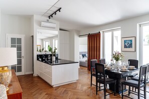 Appartement Majestueux | Coin séjour | TV connectée de 32 pouces avec chaînes numériques