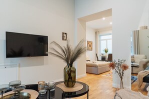 Appartement Tradition | Coin séjour | TV connectée de 32 pouces avec chaînes numériques